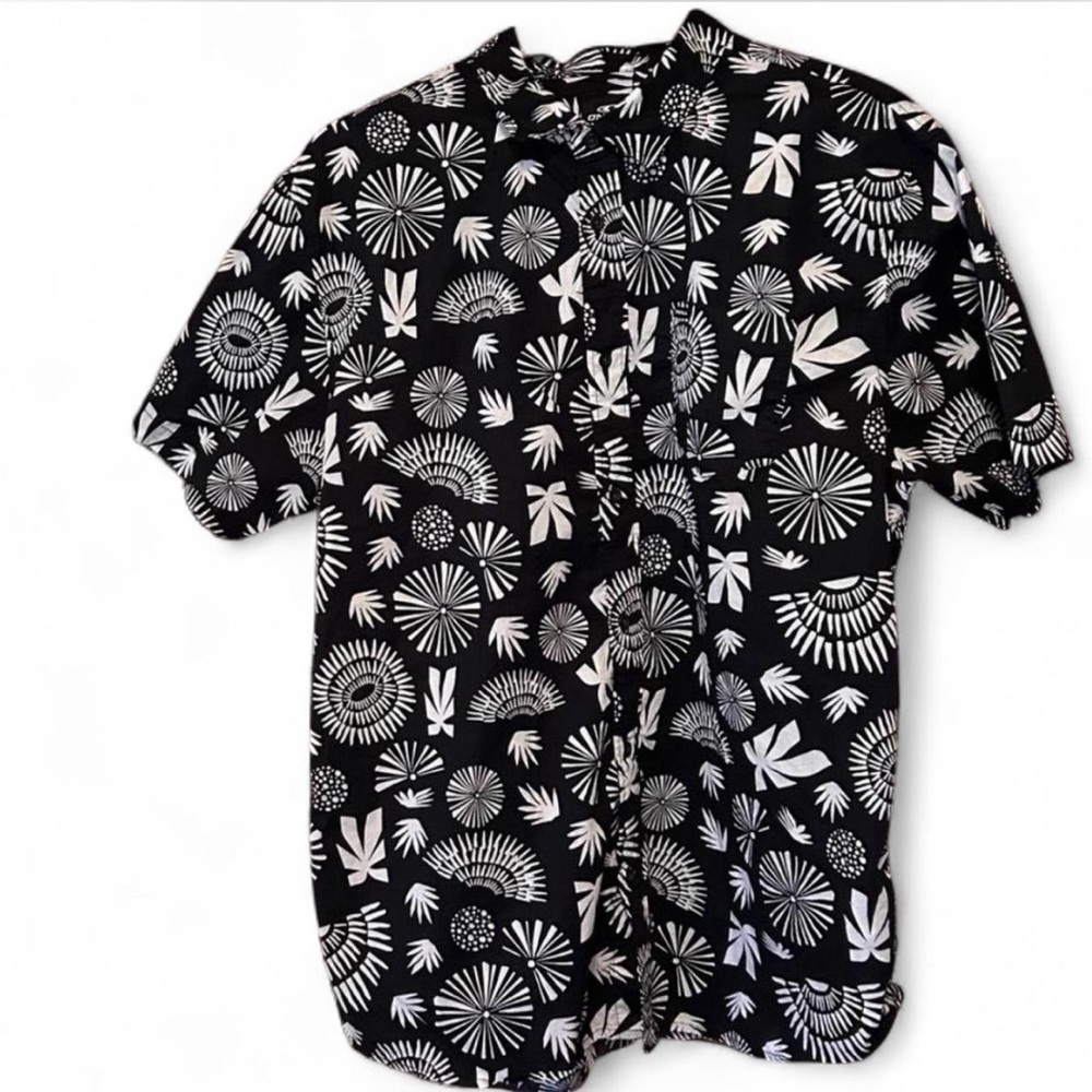 O'Neill Black and White Graphic Shirt- like new